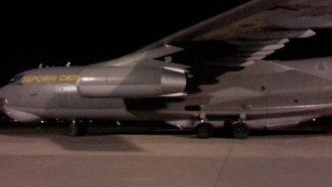 ІЛ-76 з евакуйованими з Непалу українцями та Шкіряком прибув в Україну