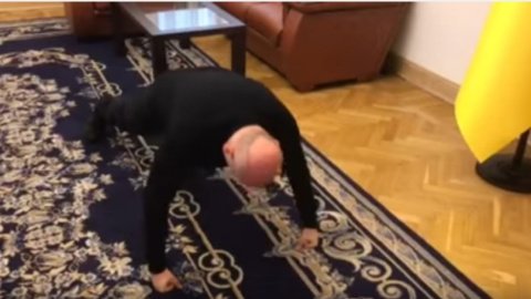 Турчинов взяв участь у флешмобі "22PushUpChallenge". Скріншот відео