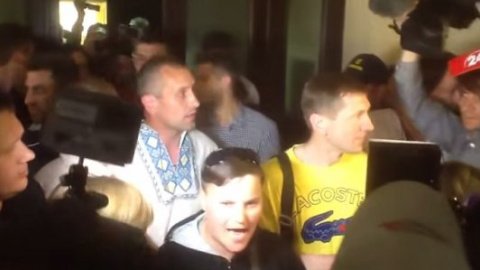 ​Протестувальники проти забудови біля метро "Осокорки" блокують засідання Київради