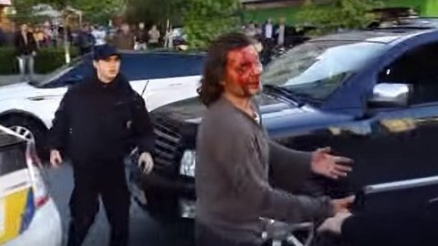 Скріншот відео. Олімпійський чемпіон В'ячеслав Олійник побився з поліцейськими