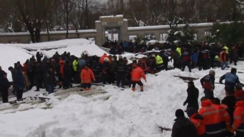 В сети появилось видео с места обрушения крыши мечети в Стамбуле 