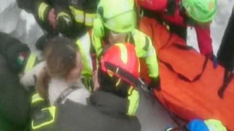 В Італії вдалося врятувати вже вісім людей, але багато хто загинув. Фото: скріншот відео