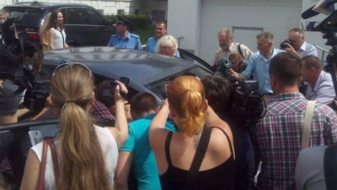 Жестокая драка в полтавском горсовете: Мамай наехал на толпу людей, протащив депутата на капоте 50 метров