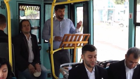 Видео дня: в Чернигове певцы камерного хора устроили концерт в троллейбусе