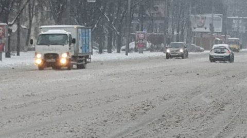 ​Київ засипає снігом: ДержНС закликає водіїв бути обережними на дорогах
