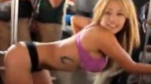 Мексиканська стриптизерка Луна Белла влаштувала гаряче шоу у вагоні метро. Кадр з відеоролика на YouTube
