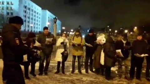 Активисты в Москве читали Конституцию РФ. Скриншот видео