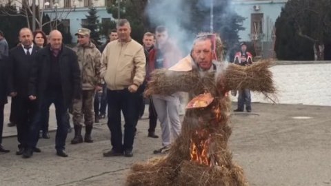 Крымчане выразили крайне своеобразный протест против политики Турции. Скриншот Youtube