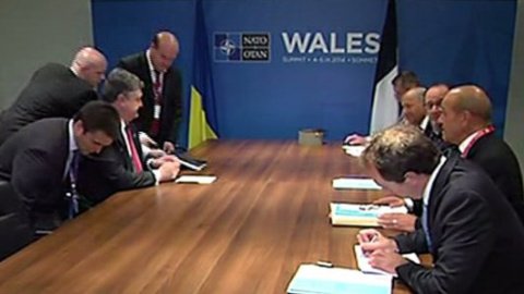 Олланд зустрівся з Порошенком на саміті НАТО