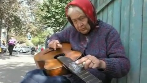 Впервые видео с бабушкой было залито в сеть в 2011 году. Скриншот YouTube
