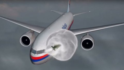 Ракета взорвалась в метре от кабины пилота. Скриншот youtube.com