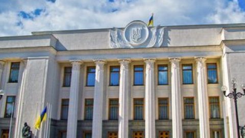 Представители партии "Свобода" выломили изнутри двери во втором подъезде Верховной рады.