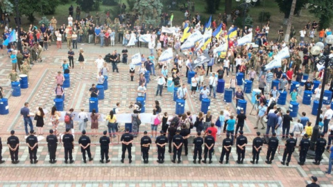Під Радою палять фаєри і б'ють по бочках. Фото: pravda.com.ua