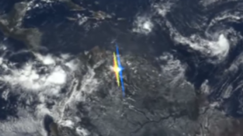 Супутник NASA зафіксував таємничі спалах над Землею. Скріншот відео youtube.com/watch?v=YN4aSHc0n0w
