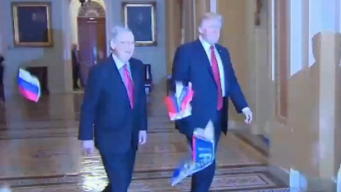 Чоловік кидався в Трампа маленькими прапорами РФ. Скріншот відео bbc.com