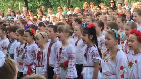 Відео дня: школярі заспівали зворушливу пісню про Україну на останньому дзвонику