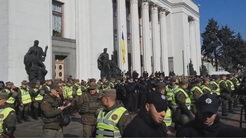 У активістів дуже багато українських прапорів.