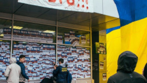 Активісти вивісили величезний прапор України над Сбербанком. Фото: nationalcorps.org