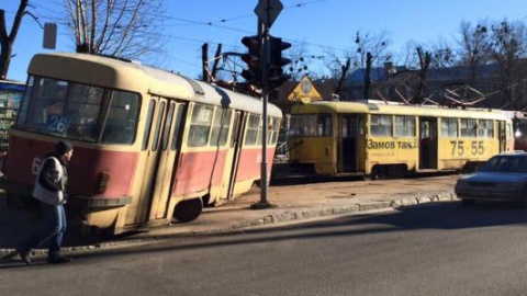 У Харкові через трамвай пішохід впав під колеса автомобілів