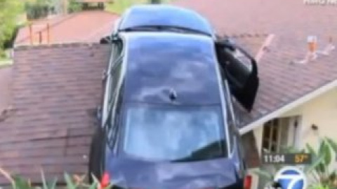 Cadillac, задев коттедж, приземлился прямо на его крышу.