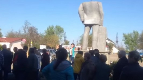 Відео дня: жителі Лиманського прогнали в шию "азовців", які намагалися знести Леніна