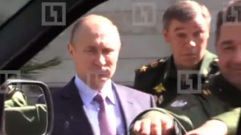 ​При огляді Путіним військової техніки у нового УАЗ-Патріот відвалилася дверна ручка