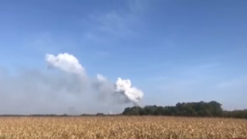 Район оточено військовою технікою, на полях лежать великі снаряди. Фото: strana.ua
