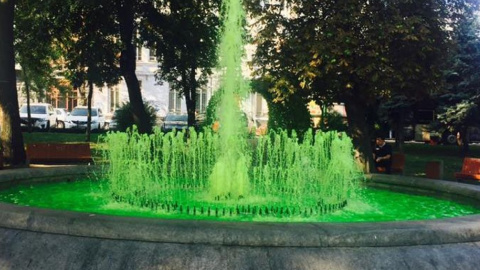 Невідомі залили зелений барвник у фонтан. Фото: facebook.com/КП-УЗН-Подільського-району