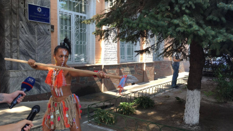 Секстремистка Femen Анжеліна Діаш прийшла на допит в Печерське управління поліції. Фото: strana.ua