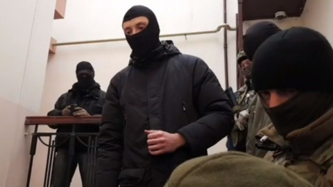 На місці знаходяться люди у балаклаві. Скріншот відео 