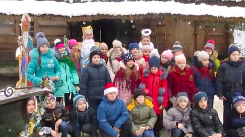 Святий Микола зустрічає дітей. Скріншот відео