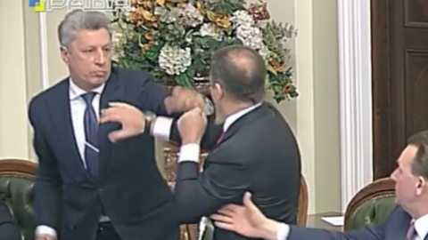 Юрій Бойко врізав Олегу Ляшко. Фото: Скріншот.