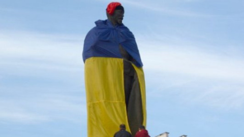 ​В Днепродзержинске на памятник Железному Феликсу надели красно-черную шапку