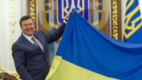 Сеть штурмует видео "Верните трон" о трагический судьбе Януковича
