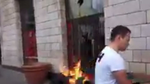 Возле входа в магазин разожгли огонь. Скриншот видео