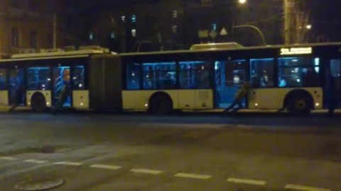 У Києві пасажирам довелося штовхати тролейбус, щоб доїхати додому