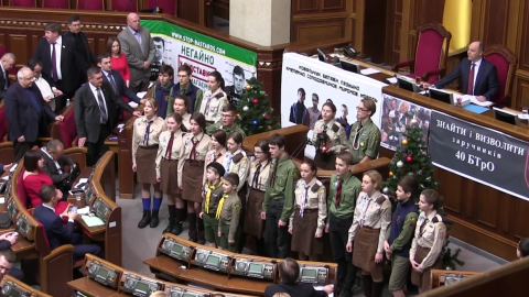 Пластуни принесли в Раду вифлеємський вогонь. Скріншот відео