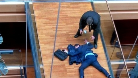 Вулф упал в обморок в Европарламенте. Скриншот видео