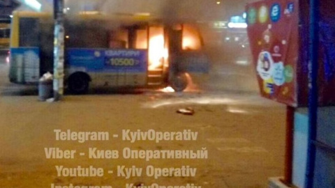 Вночі у Києві біля метро "Харківська" згоріла маршрутка, опубліковано відео
