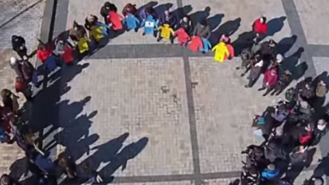 Флешмоб у пам'ять про жертви російської агресії в Криму в Києві з висоти пташиного польоту