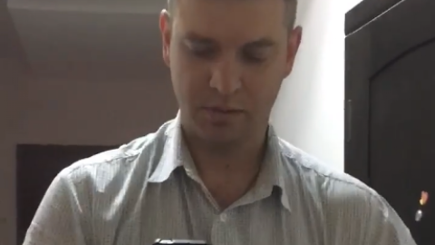 Вхід в квартиру Гужви блокують. Скріншот відео facebook.com/Lukash.ua