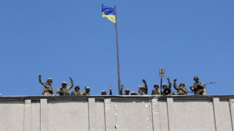 Порошенко: важно не только поднять флаг, но и защитить людей