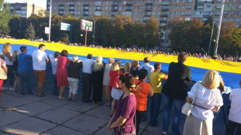 Величезний прапор на головній площі Маріуполя. Фото: 0629.com.ua