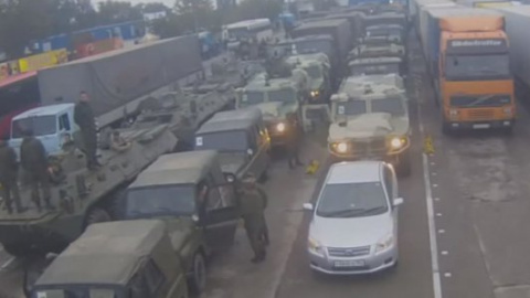 ​Через Керчь следует колонна военной техники РФ