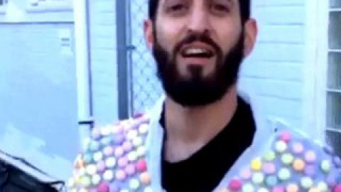 Мужчина, покрытый драже Mentos прыгнул в кока-колу