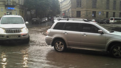 З'явилося відео затопленого Львова