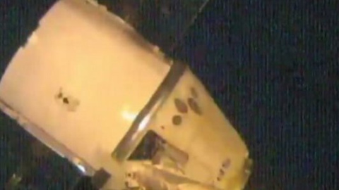 ​Відео дня: космічний корабель Dragon відчалив від МКС з цінними науковими даними