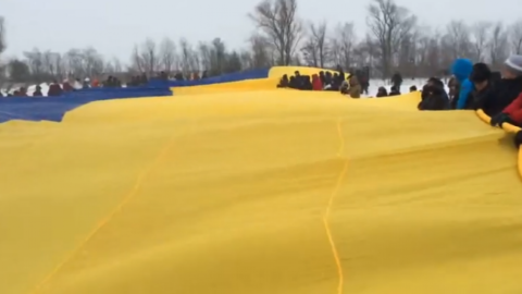 Площа величезного прапора становить 40 на 60 метрів. Скріншот відео