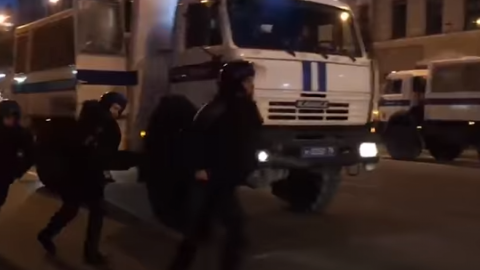 Поліція розганяла і затримувала учасників неузгодженої акції. Скріншот відео youtube Meduza