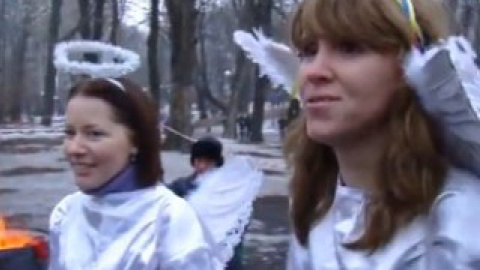 Девушки-"ангелы" поздравили людей в Мариинском парке. Скриншот с видео на YouTube